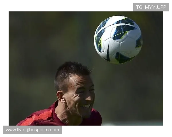 足球球星男主角引领风潮他在场上展现的魅力与技术完美融合