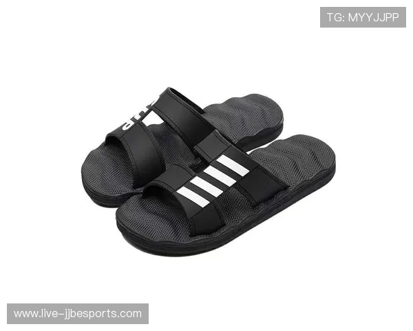 足球球星拖鞋潮流新品打造休闲运动与时尚舒适兼备的穿搭选择